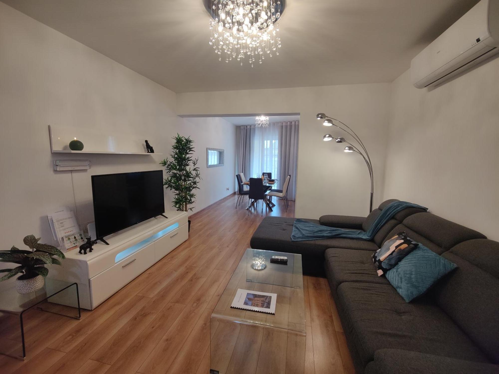 Modern 2 Bedroom Apartment *